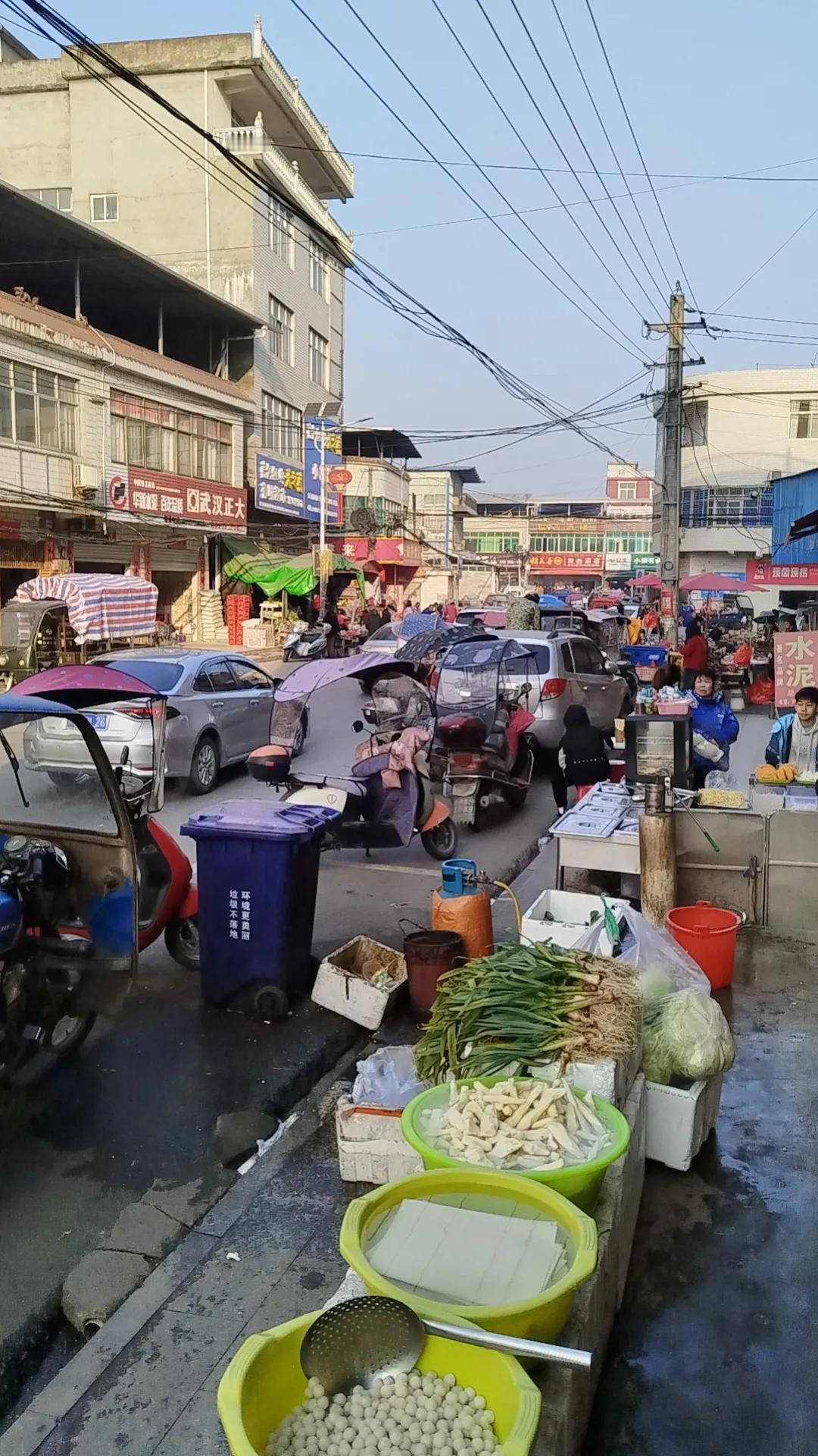 拥挤街道，过年气氛