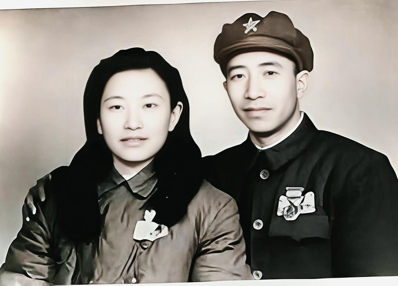 那两张工资条里的一生

家里的旧相册里，夹着两张泛黄的纸，一张是父亲部队的行政级