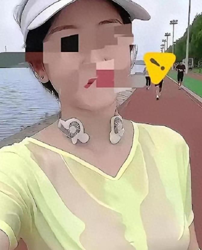上海的一段晨跑视频，短短半天播放量硬生生砸破了百万。画面里，一个女的跑得浑身湿透