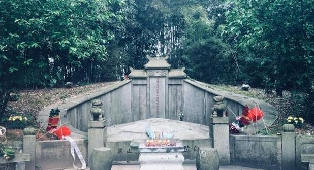 1977年，左宗棠陵墓被炸开，遗骨散落满地，王震将军得知后大怒。1977年，左宗