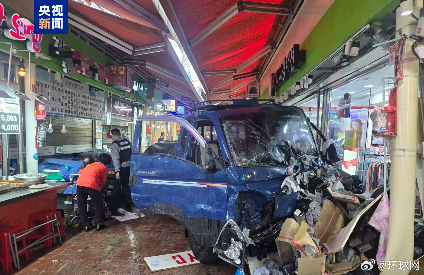 【韩国京畿道一货车冲入市场 致10人受伤】据央视新闻：记者获悉，当地时间13日上