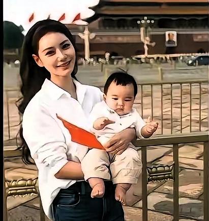 金秋十月，京城处处红旗飘扬，浓厚的国庆氛围扑面而来。马筱梅抱着小汪宝站在天安门前
