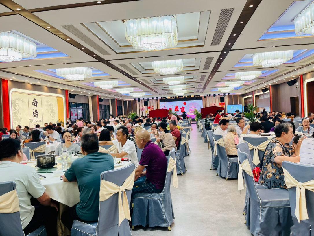 大弟带我们去看他在佛山新买的厂房，他的工厂所有设备也从广州厂房搬过去了。设施十分