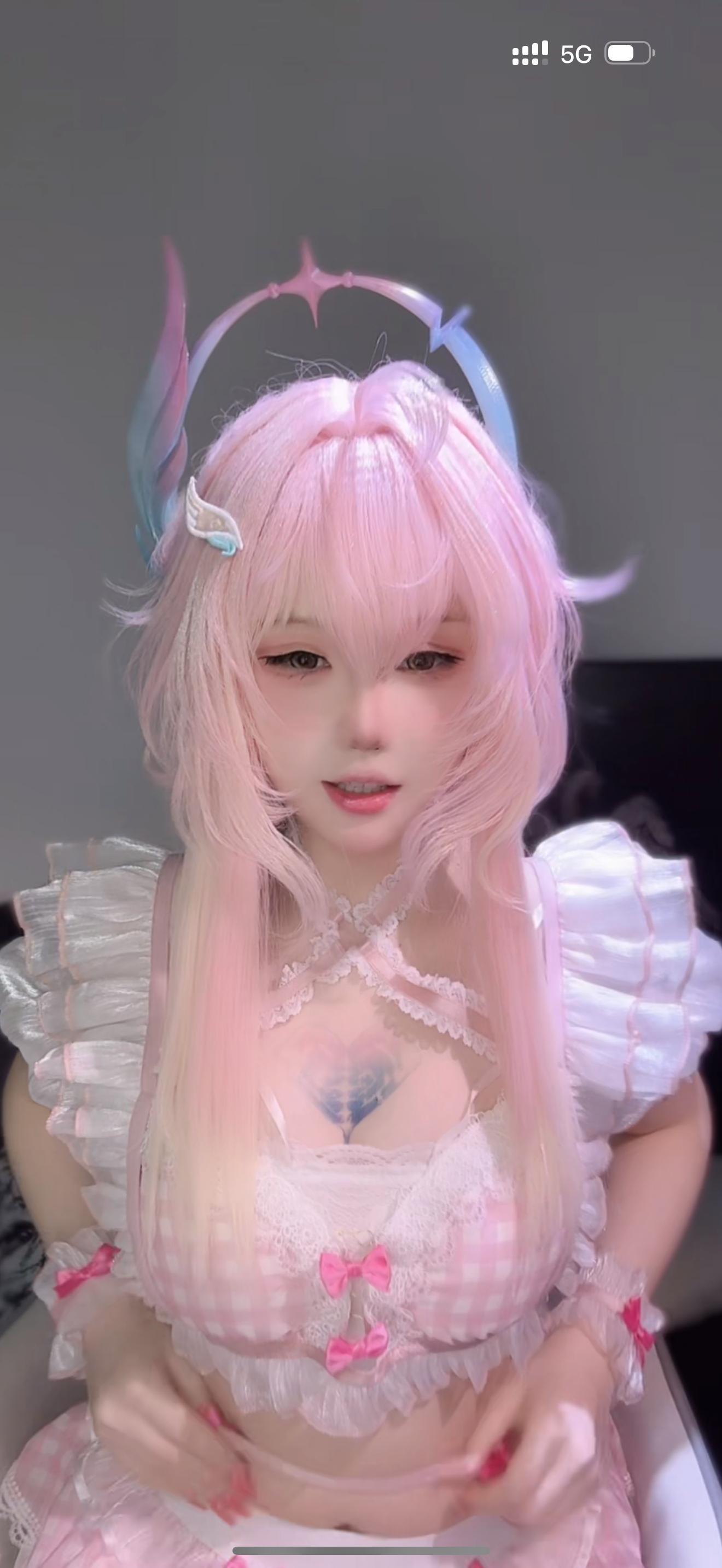 宝宝们有主播穿俺家衣服直播可以去看看上身效果哦兄弟们去给这么漂亮的女主播刷个礼物