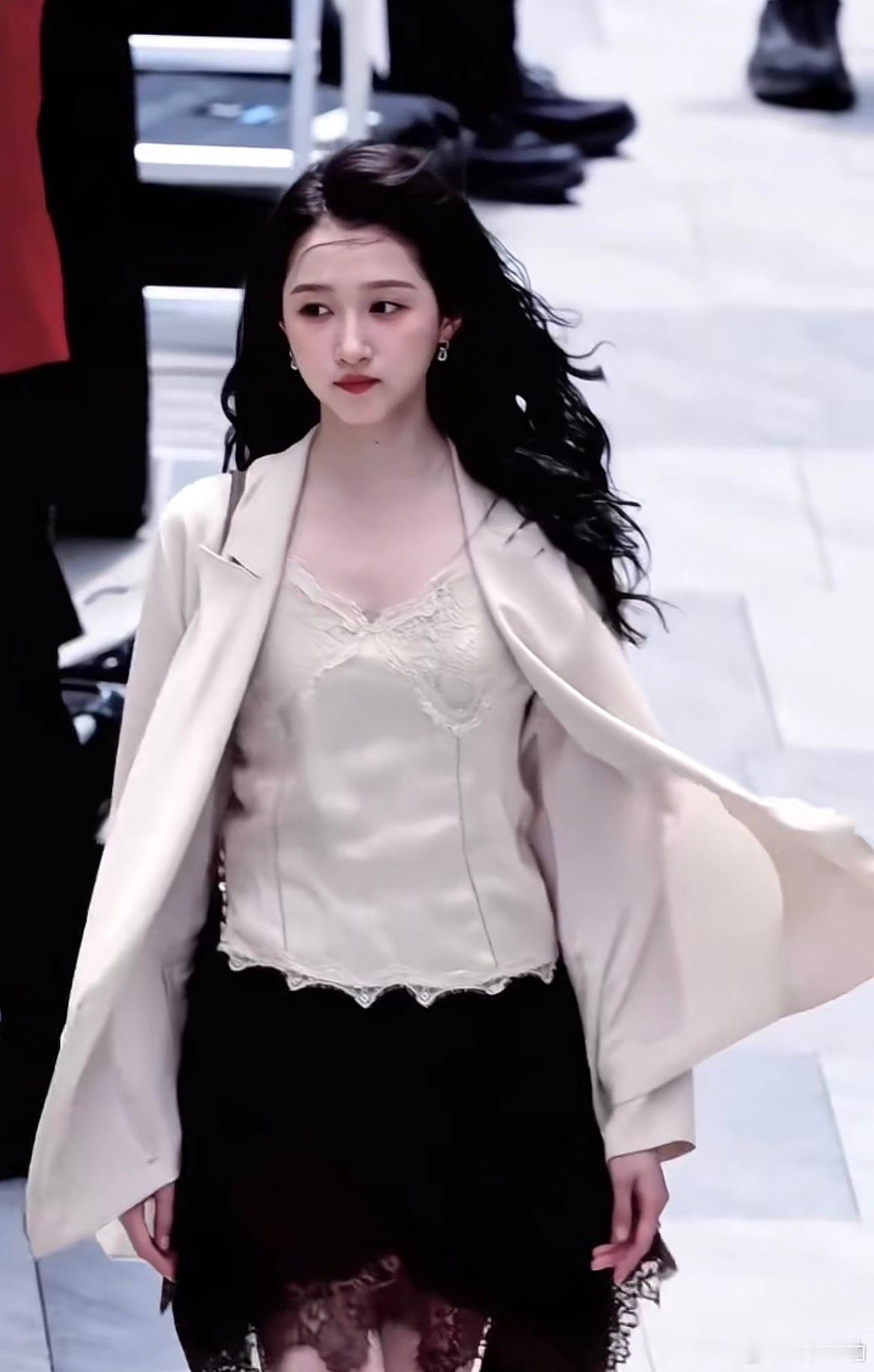 关晓彤状态和以前完全不一样今年才意识到她不是孩子了，是成熟小美女了感觉红气养人这