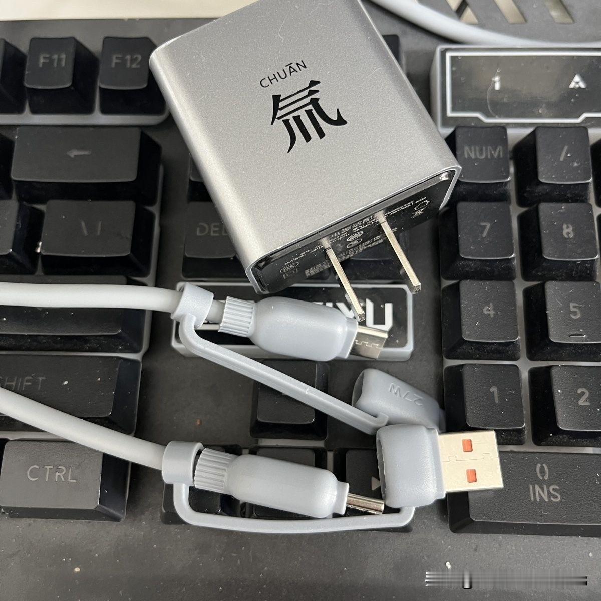 这种手机充电器被电商平台吹的神乎其神。
我试过了，充电慢的很，与原装的5V1A的