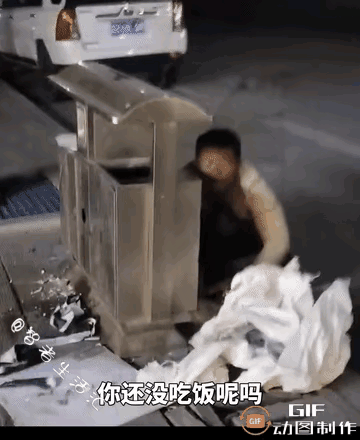 好人一生平安

一个男孩，在垃圾旁边找吃的，饭店老板看到后，给这男孩端了一碗吃的