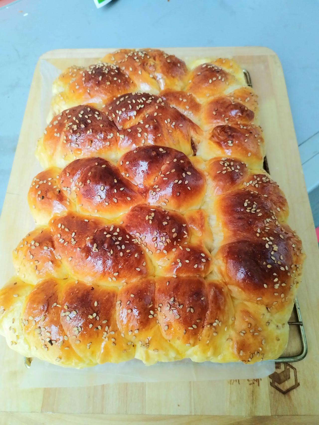 今天忙了一天，就为做一盘面包和一盘奶油司康，到下午才烤好，还做了一瓶苹果果酱，明