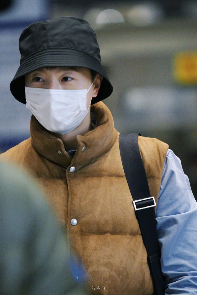 马龙出发时装周马龙出发时装周马龙出发时装周路透🈶️！衬衫搭配麂皮马甲配合渔夫帽