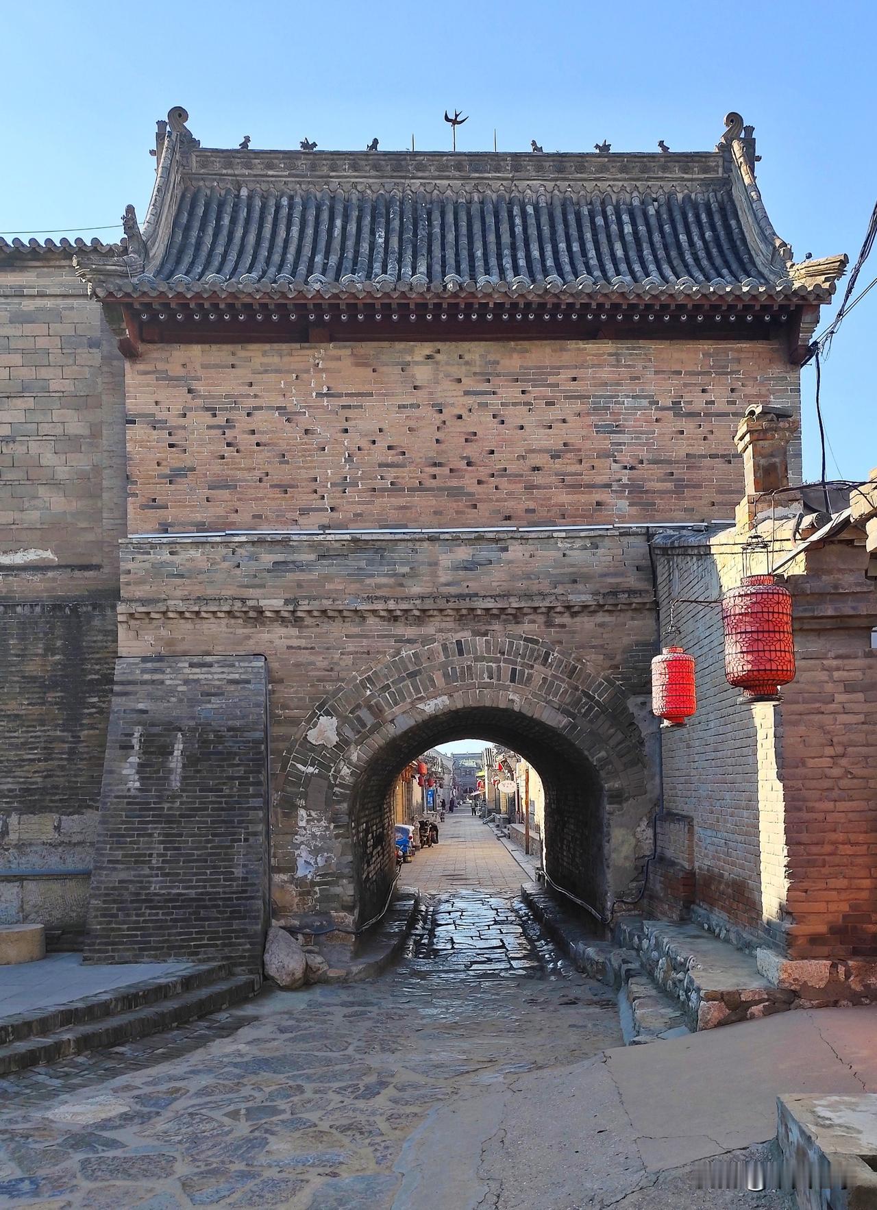 暖泉古镇位于河北省张家口市蔚县境内，因四季恒温泉水而著称。古镇地处边塞要道，明代