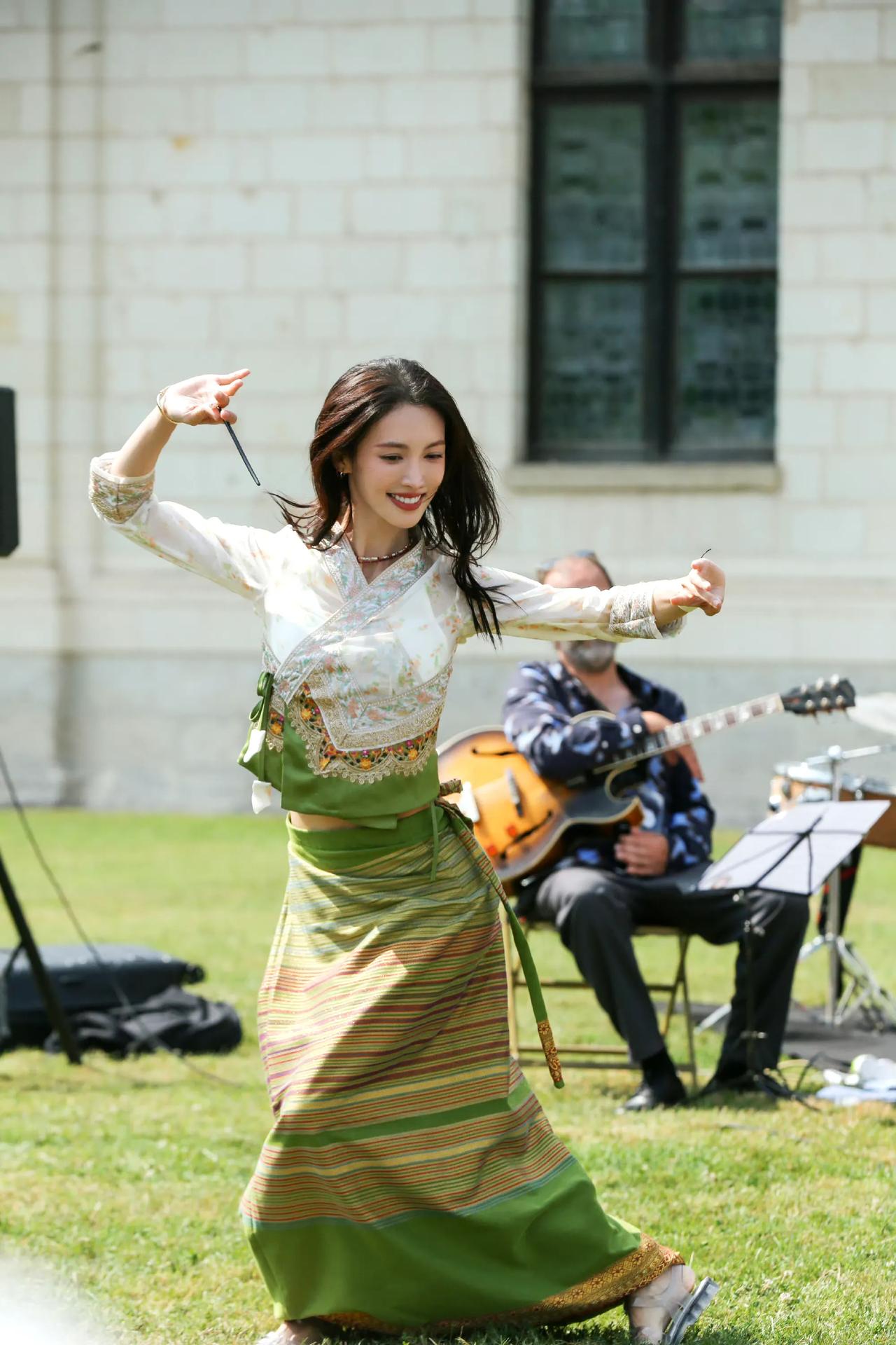 金晨巴黎跳傣族舞，引发热议！

10月9日，金晨突然引发热议，只因为她穿着特色服