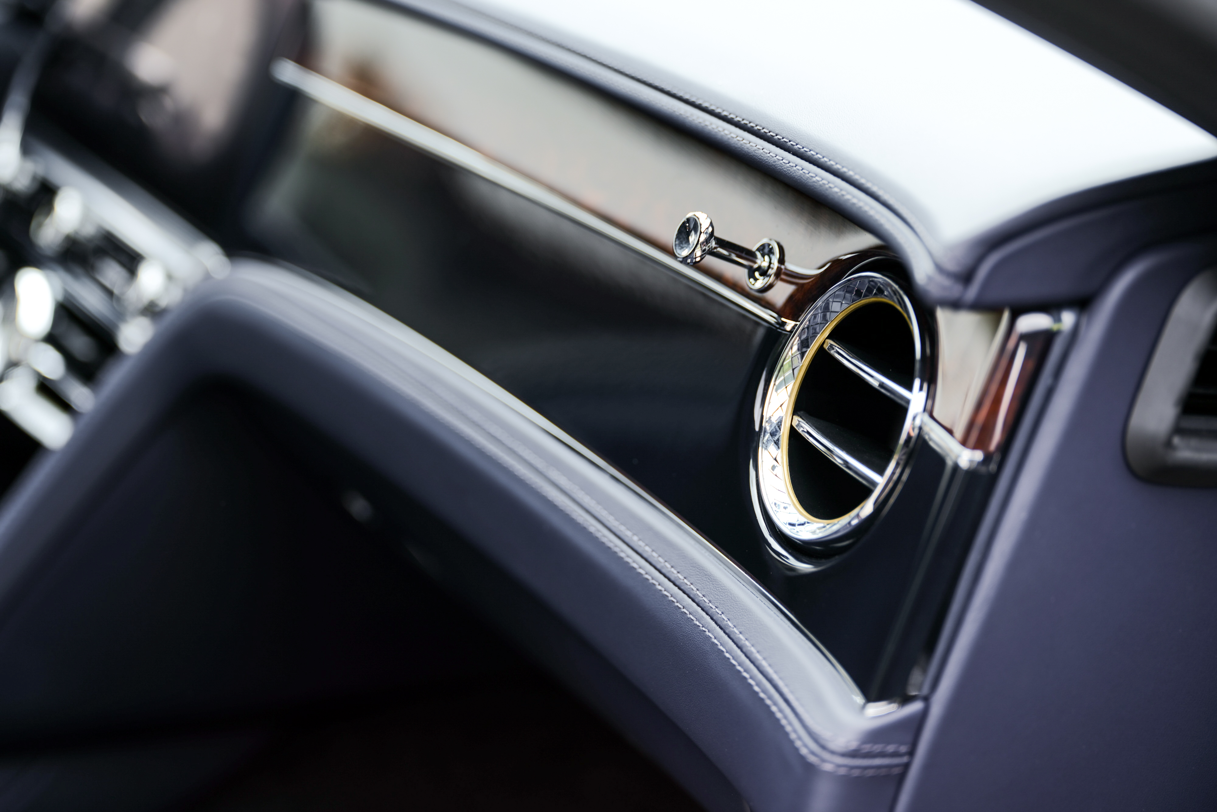 在国之巅的天地对话 试驾宾利优雅“三杰”