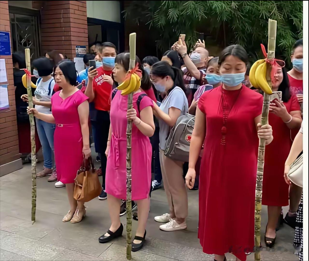 全社会爱心助考，看似一种关爱，实则是一种骄惯

每年高考到来时，全社会都在为高考