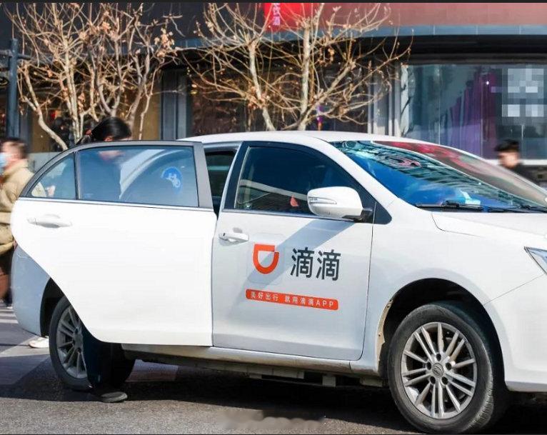 【西安整治网约车乱象下架万余辆违规车】西安网约车整治累计下架万余辆违规车近日，为
