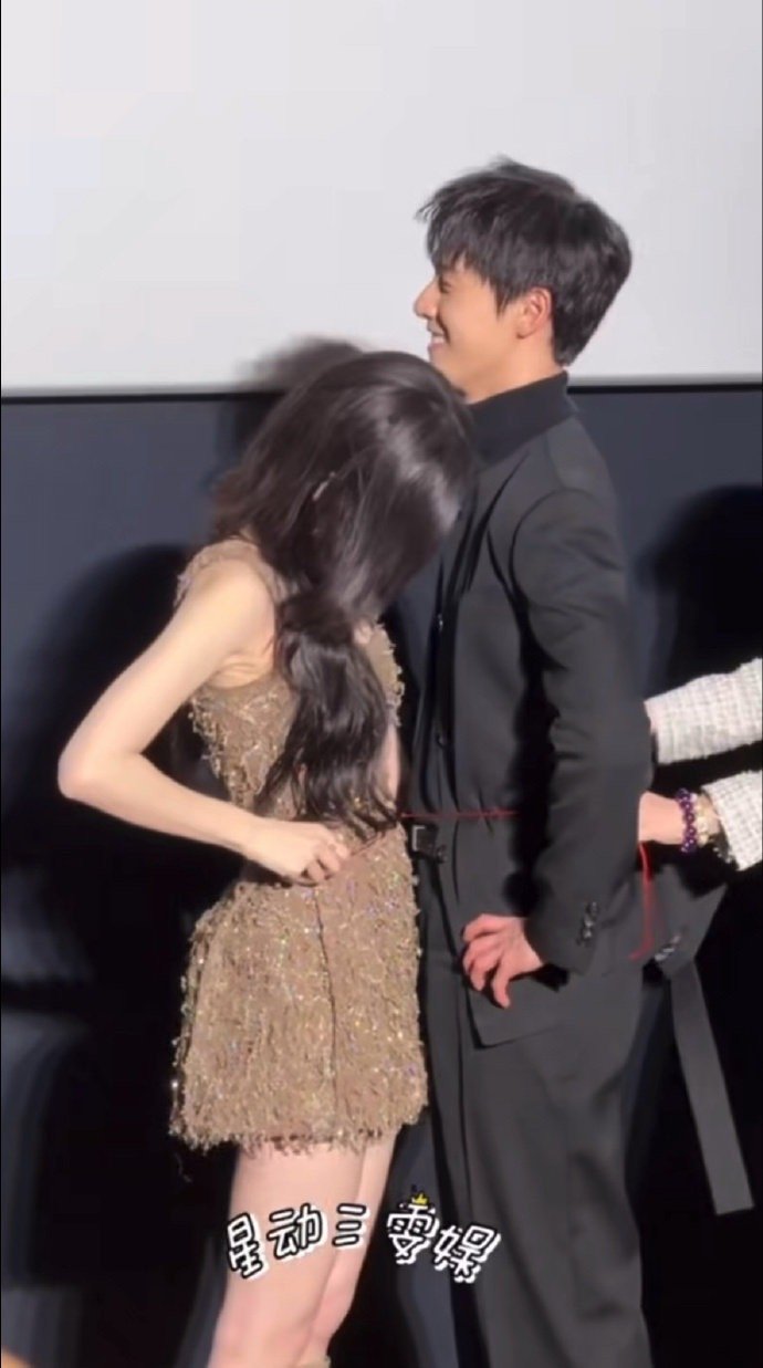 现在剧宣好会玩，这怎么整得跟闹洞房一样 