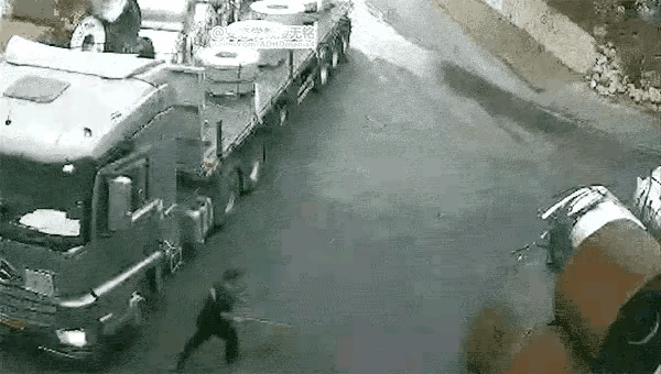 他用肉身去顶庞大的铁卷！结果被铁卷碾压……难道他不知道这样做的危险吗？从视频中看