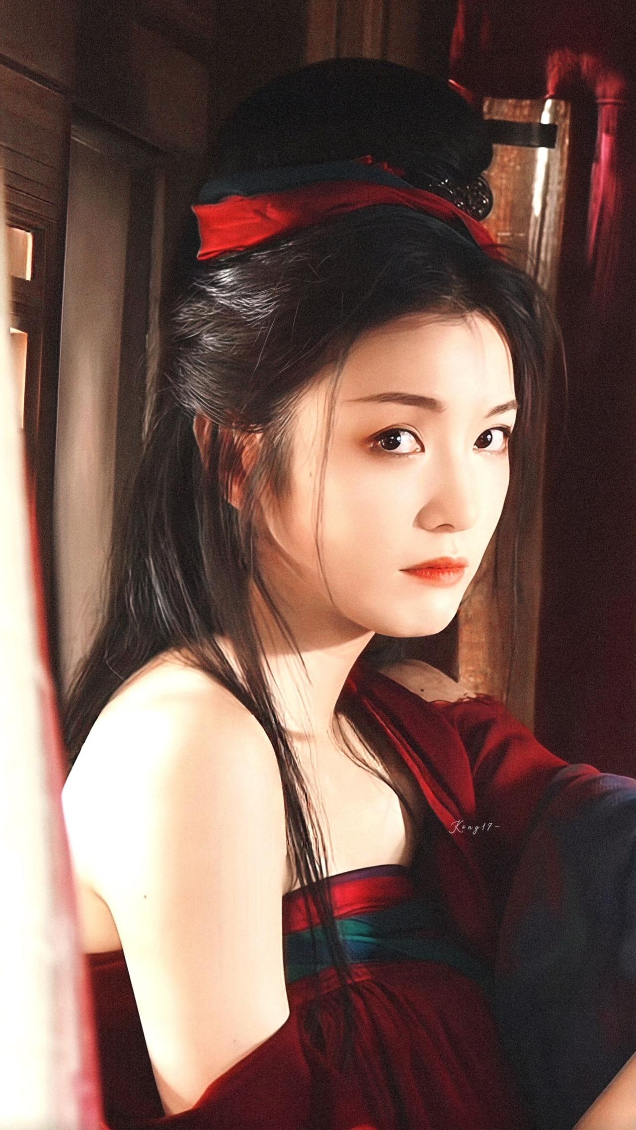 许先哲硬核武侠神作，黑白线条尽显大漠风骨。刀马一诺千金，于乱世守初心、护至亲，热