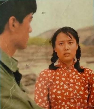 一张泛黄的老旧剧照，您能猜出这是八十年代哪部经典老电影吗？
影片改编自著名作家路
