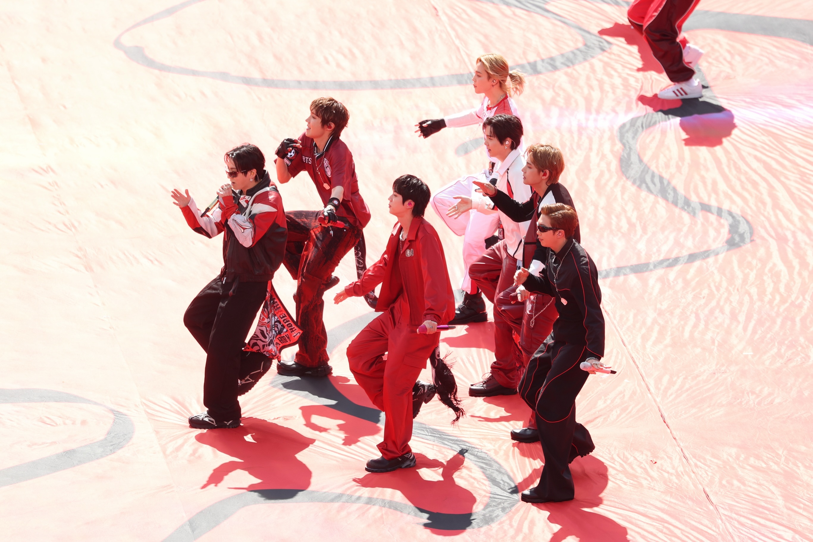 BTS 担任2026 美加墨世界杯决赛中场表演嘉宾。刚刚结束世界巡回演唱会巴黎场