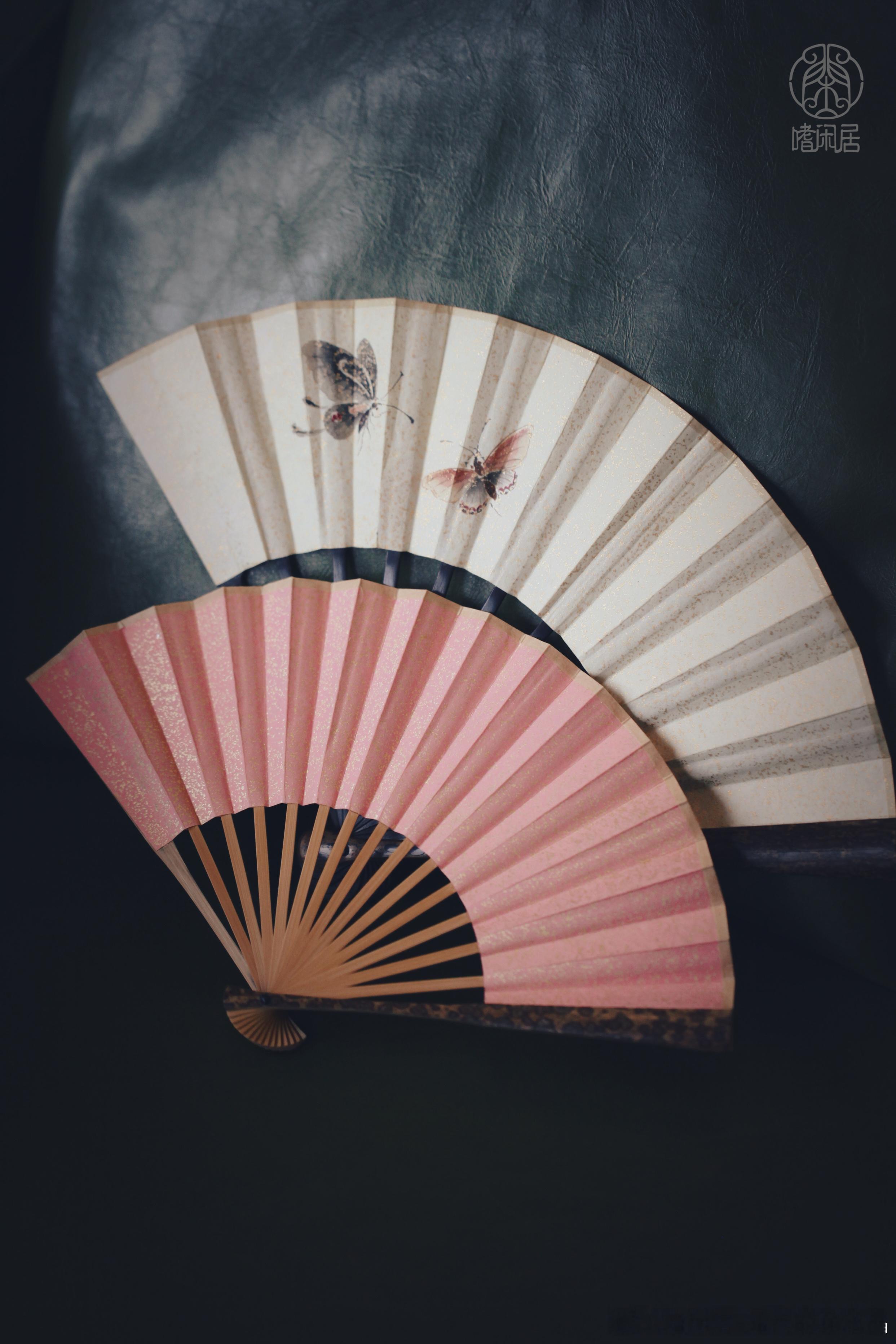 折扇 客定欣赏·一对母女扇，朋友带小朋友来工作室，一人定了一把小扇儿。朋友喜欢花