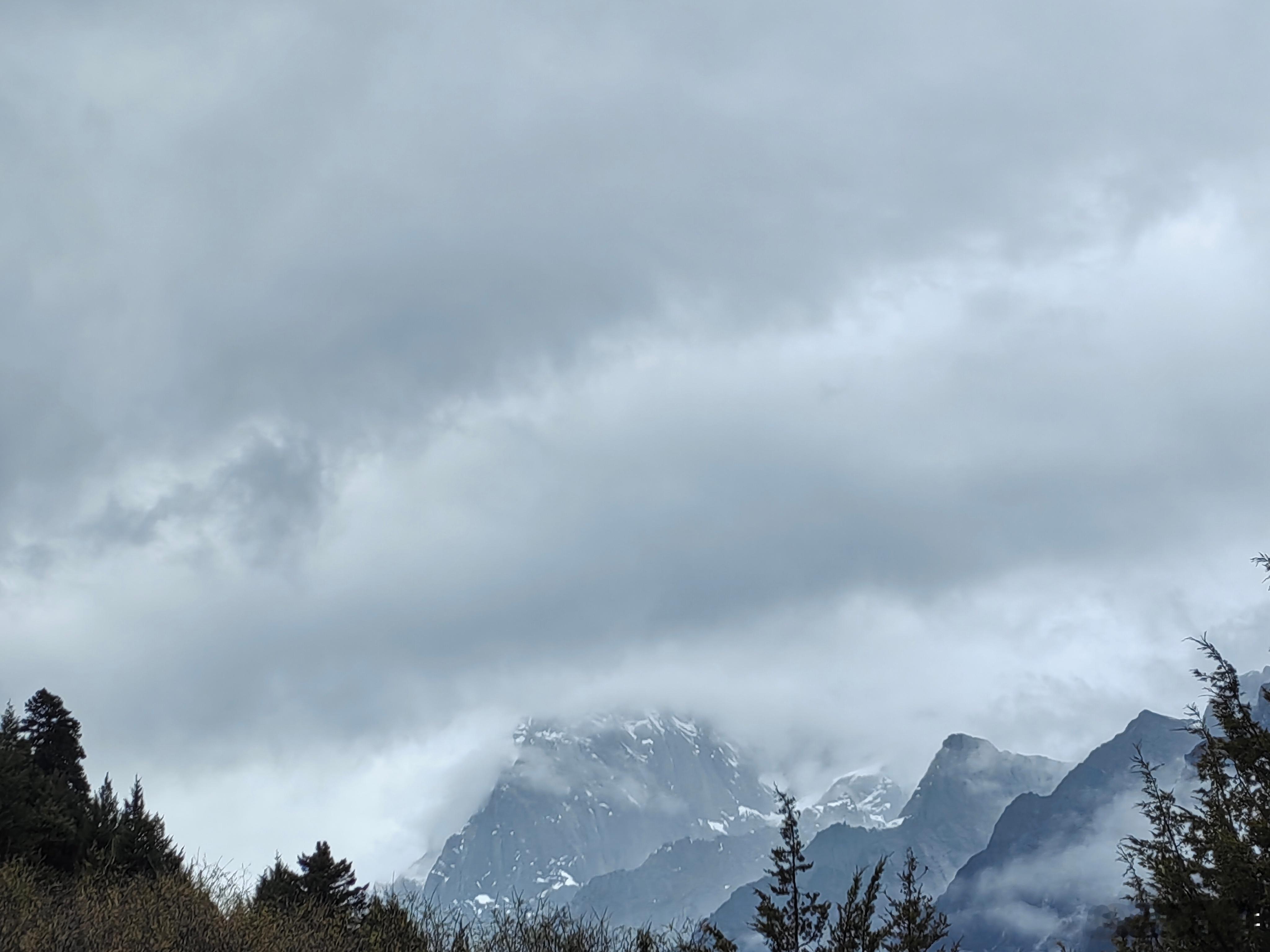 和晚风去了四姑娘山。雪景非常壮丽。尤其是巴朗山隧道出来的时候，眼前是太阳下的发光