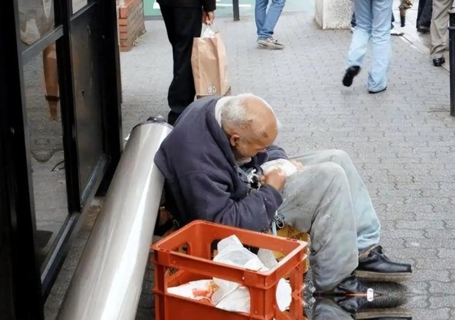 东京一碗面 62 元，工资停涨 40 年，日本普通人有多难？
刷到游客拍的东京拉