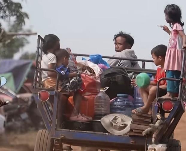 在持续的边境冲突中，柬埔寨家庭被迫逃离家园，住在临时搭建的帐篷中，食物供应日益减