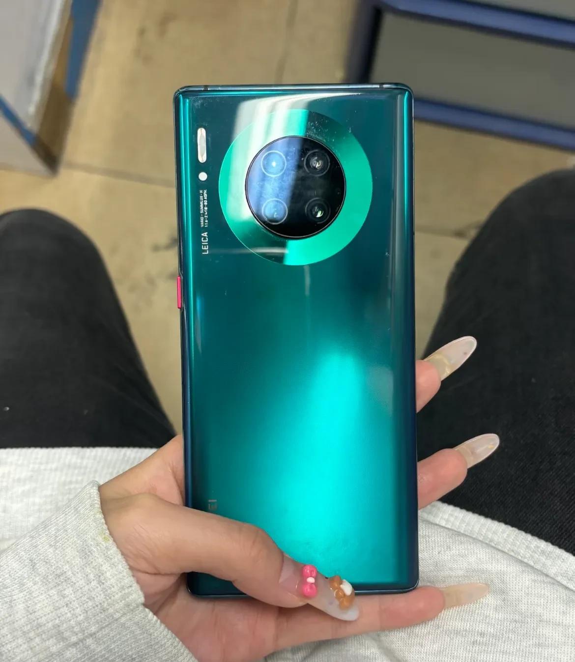 说华为手机不好的，你们有用过华为手机吗？我有个朋友买的华为Mate30，现在都还