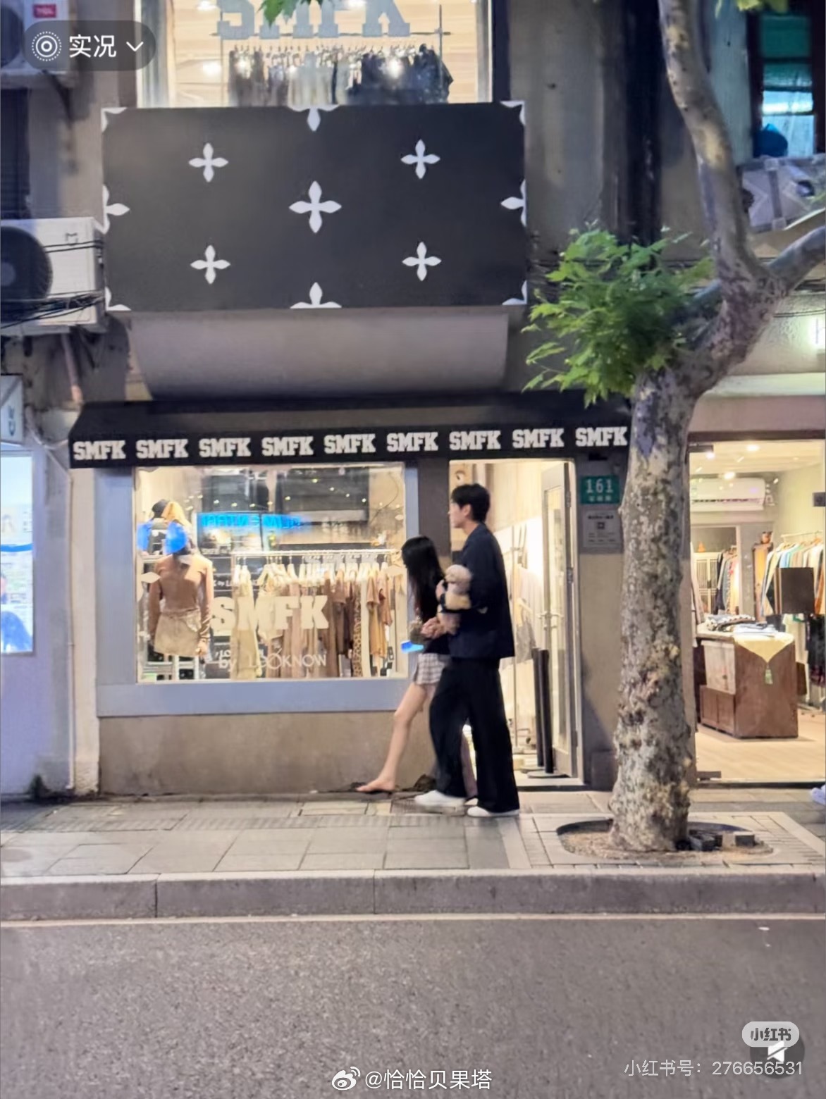 柳柳好美～有路人偶遇小情侣啦[笑而不语]柳夫 怎么去哪都抱着didi！！！柳周c