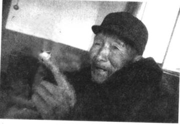 1943年，八路军缴获了两挺机枪，却苦于没子弹，几天后，一个农民拉来一辆粪车，嘿
