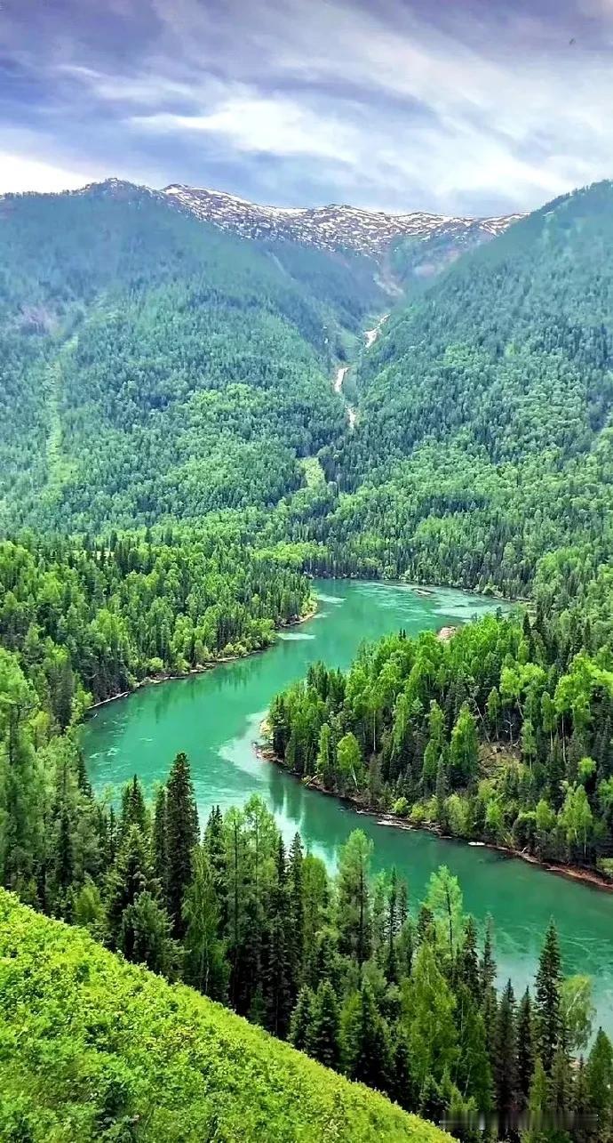 说下全国十大景区，那可真是各有千秋。
北京八达岭长城，居庸之险就在此，气势磅礴。