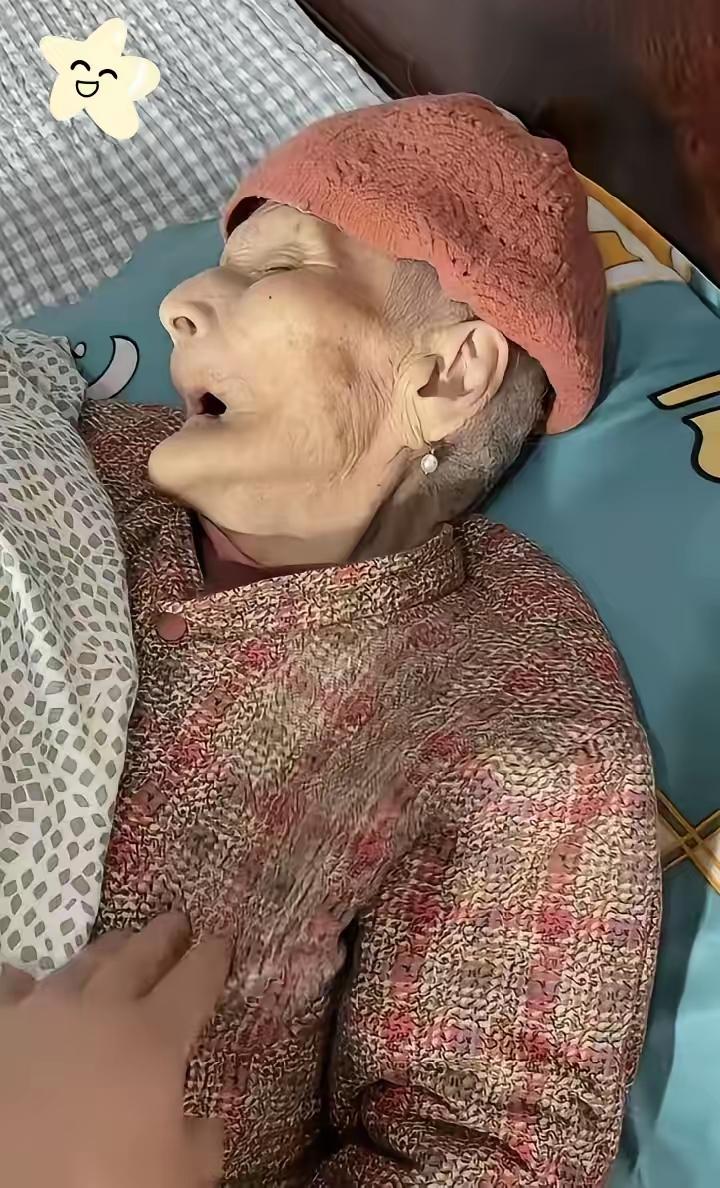 安徽阜阳的一户人家五一假期团圆时，105岁的奶奶中午还和后辈们一起吃饭唠嗑，饭后