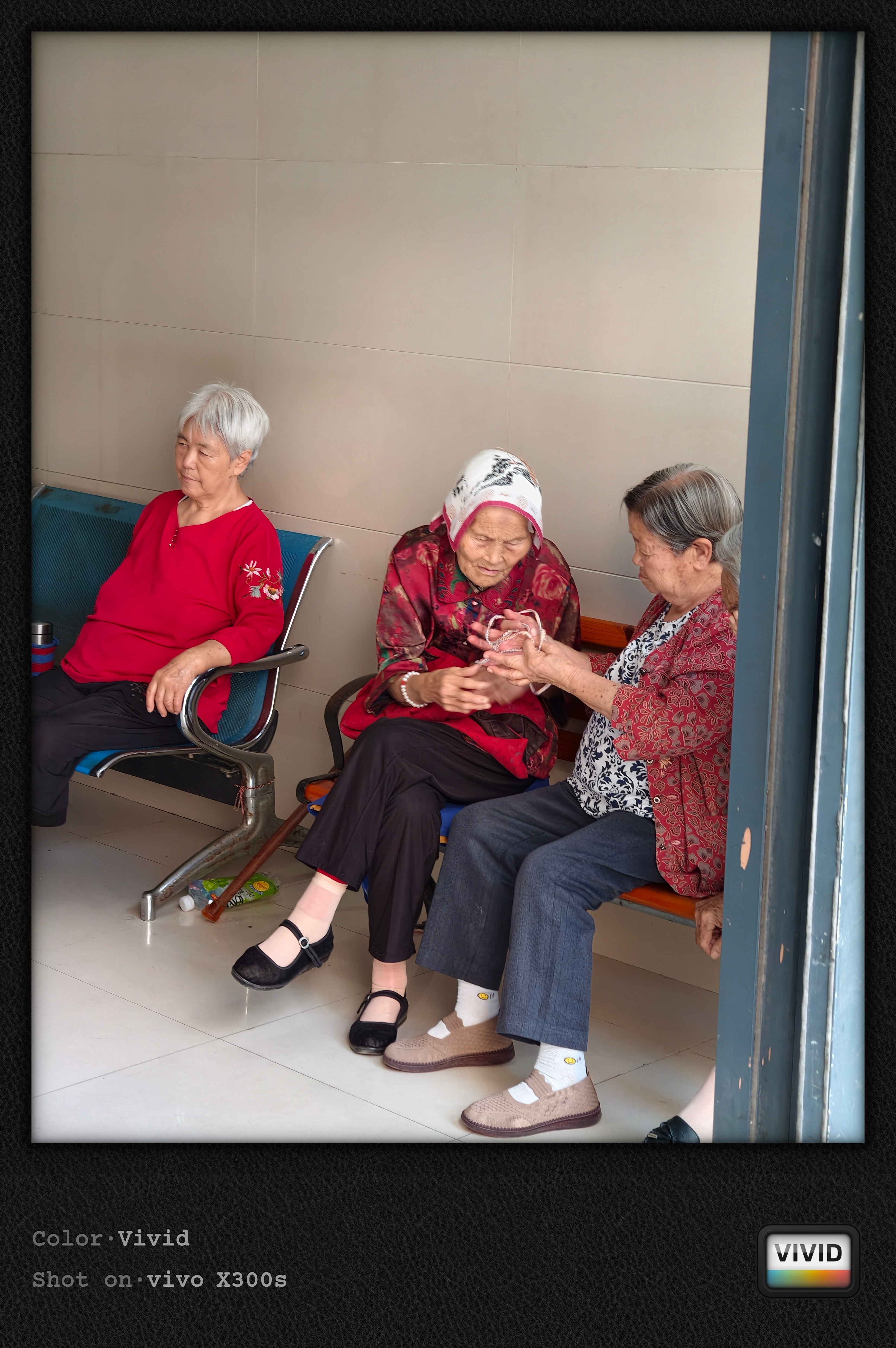拍到了很温馨的一个画面，两个老奶奶在玩套绳，儿时游戏，两个奶奶玩的可认真了。 