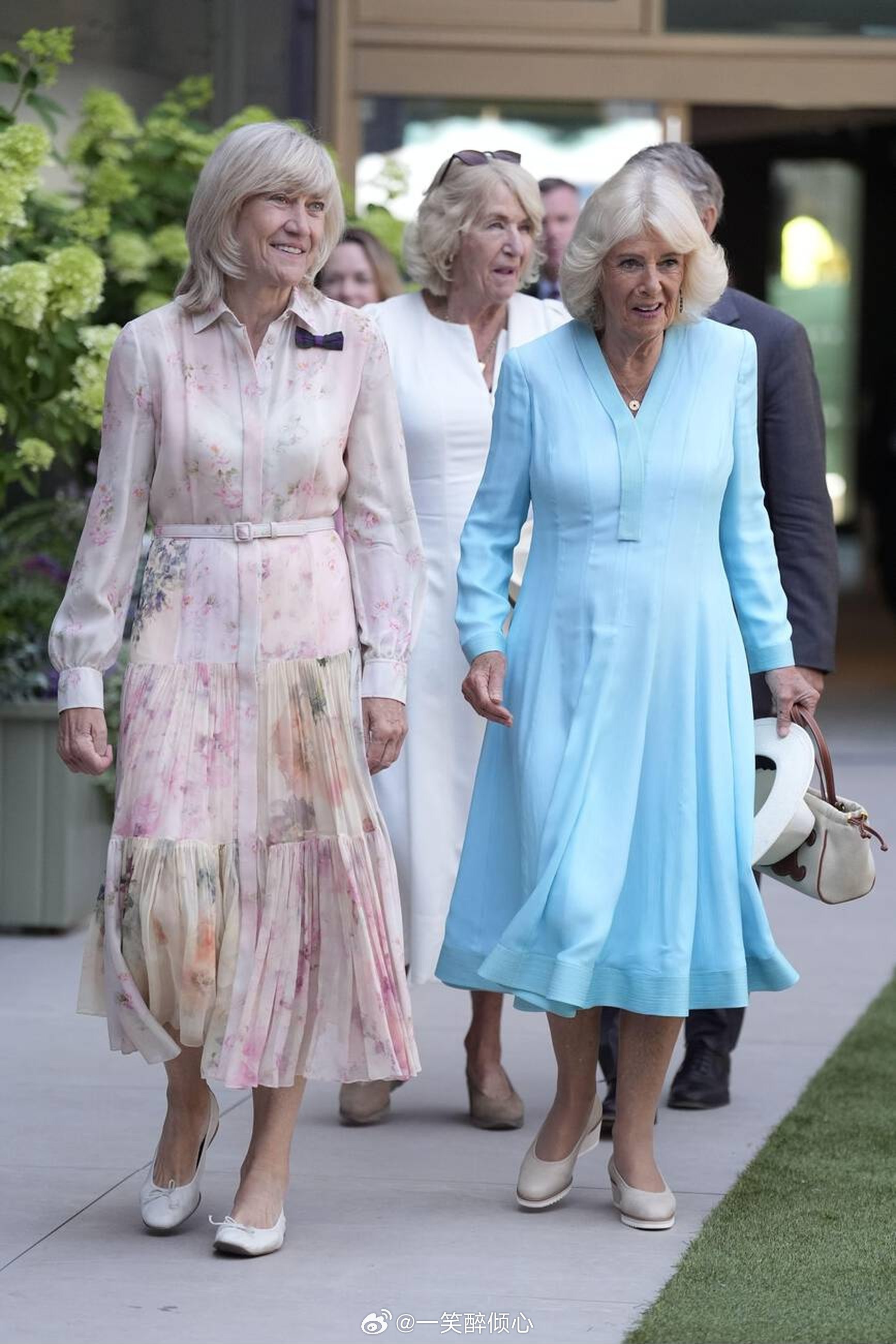 英国王室  今天卡米拉王后、彼得菲利普斯和Harriet Phillips在伦敦