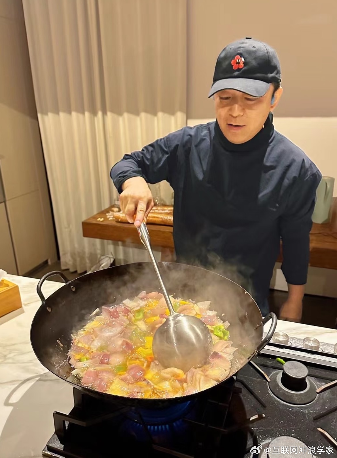 黄渤一期节目吃了32道菜黄渤在美食面前毫无抵抗力！《天才厨人》里狂吃32道菜胖了