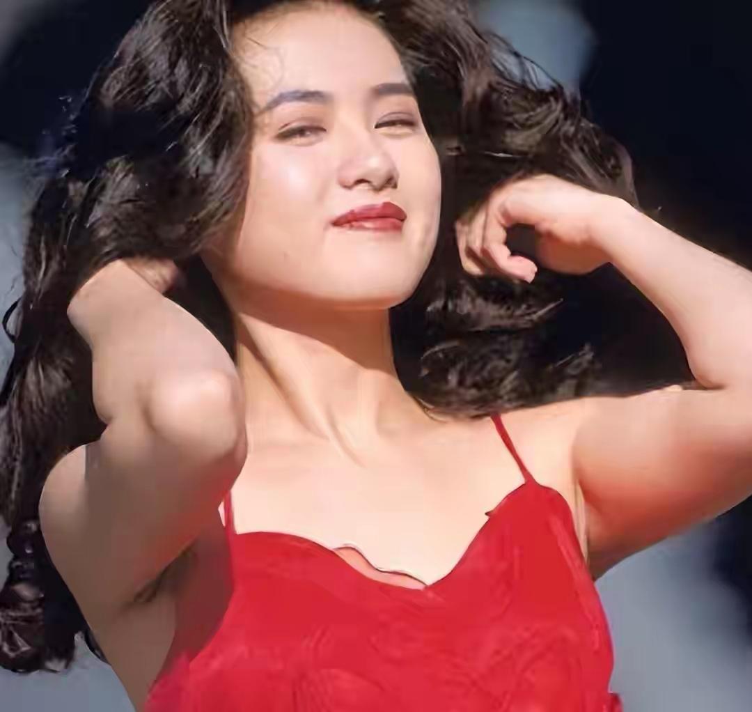 60岁的李丽珍曾是港圈白月光，17岁凭《开心鬼》成清纯女神，事业遇瓶颈后拍限制级