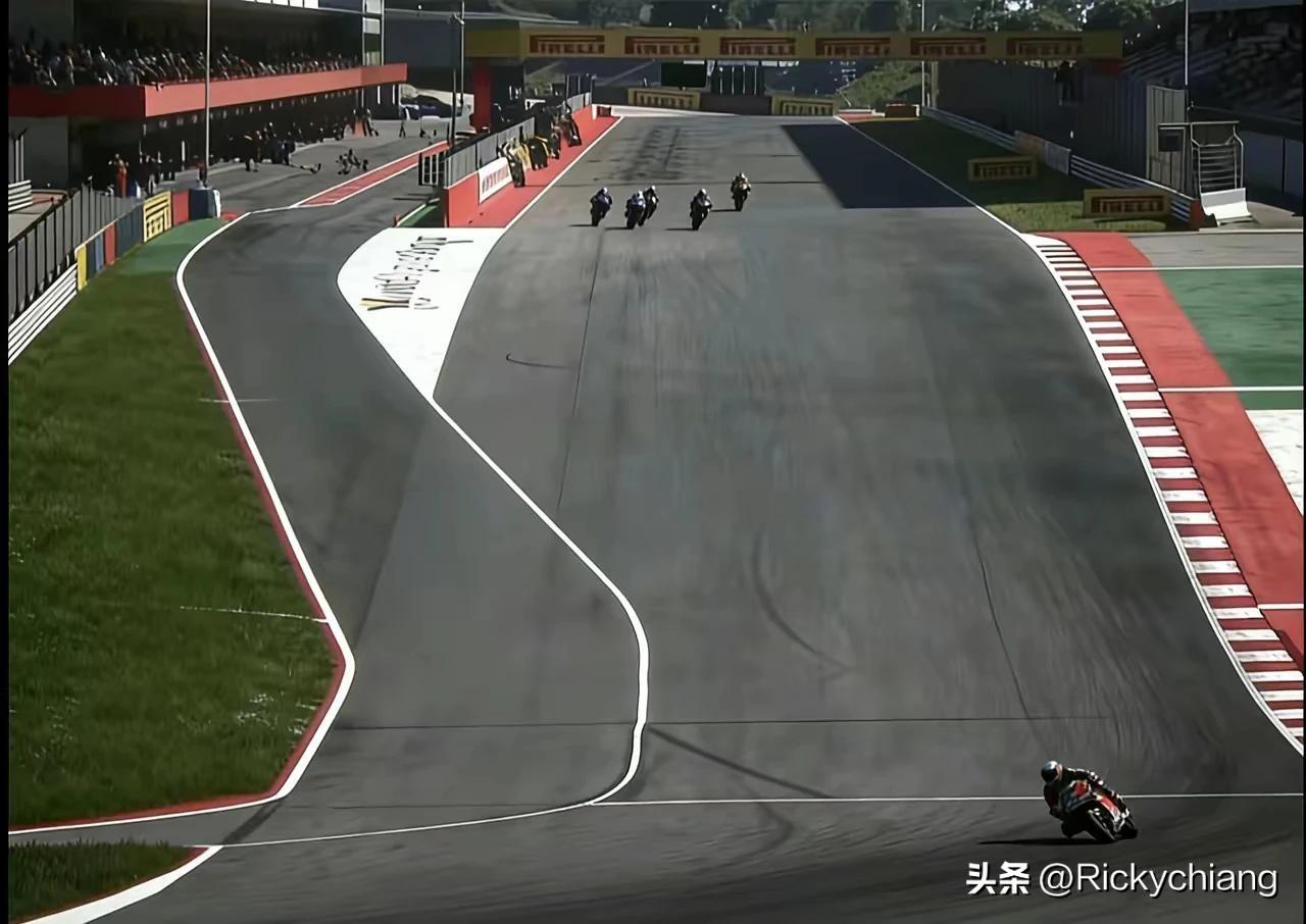 超越四秒！这是超越世界第一梯队啊！
身后是摩托车届的大佬们：          
