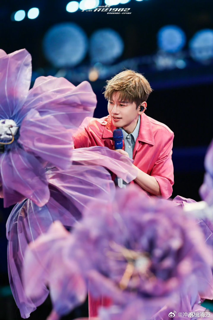 张杰鸟巢演唱会开场就是一个净化空灵旁白、唢呐，搭配100米列车舞台，视听双重暴击