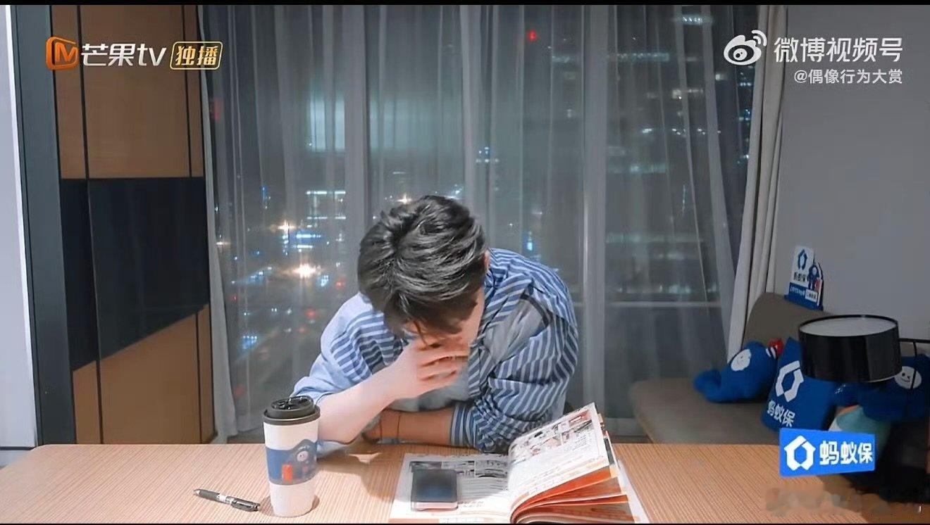 王安宇花少过来人就是懂得多花儿与少年王星越首站导游上任，第一反应就是打电话找王安