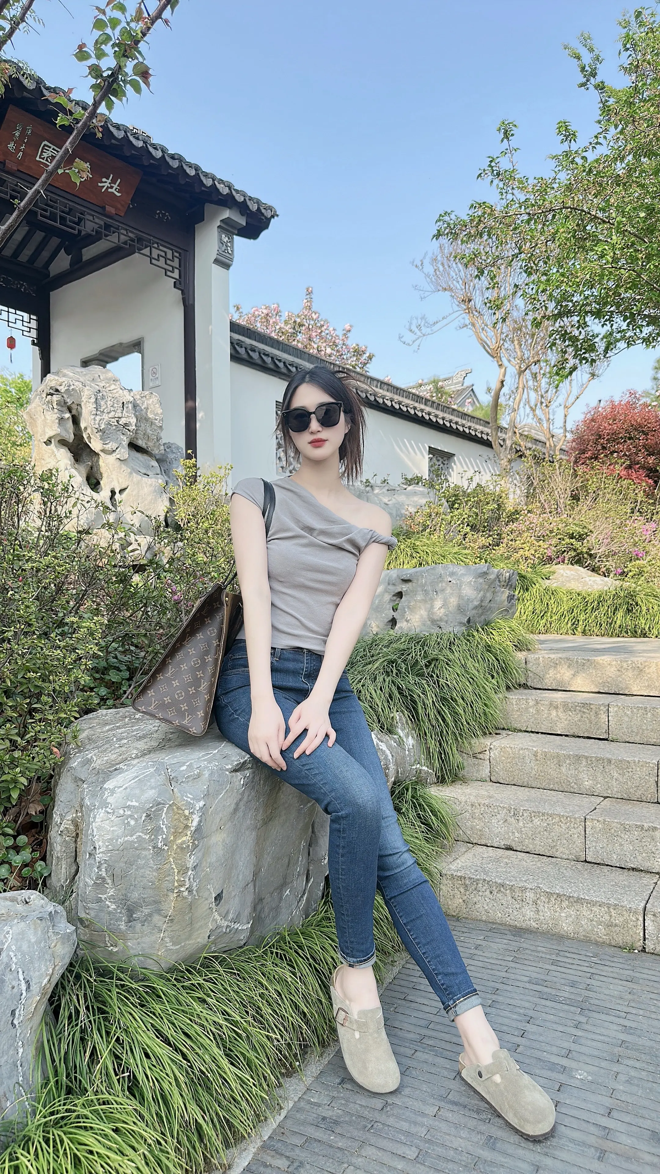 当你试图对一个人置之不理时，实则内心已千疮百孔。沉默，乃是一个人最悲切...