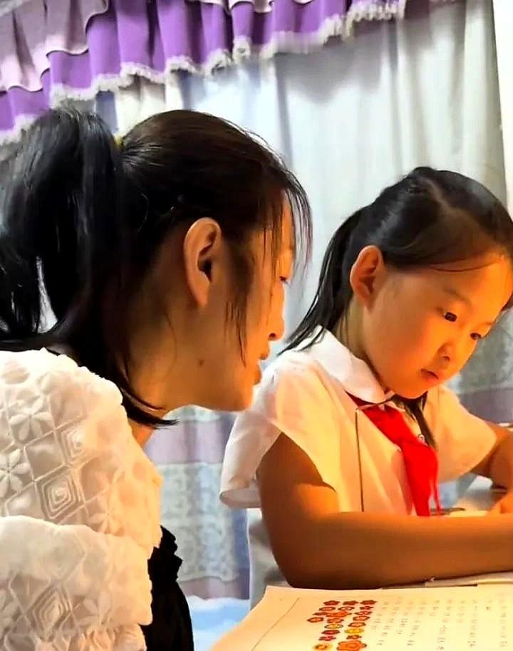 谢浩男妈妈突然上线发糖了！

随手刷到她的最新动态，正在教小妹写数学题的画面看得