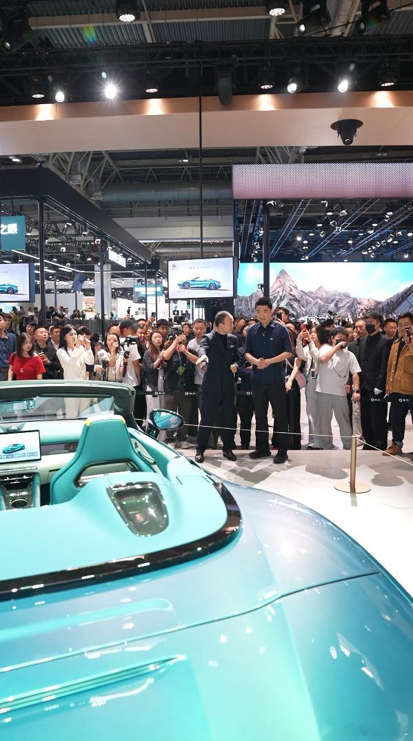 北京车展，腾势展台本来就挤得不行，结果李想也来了，和比亚迪老大交流并体验了闪充，