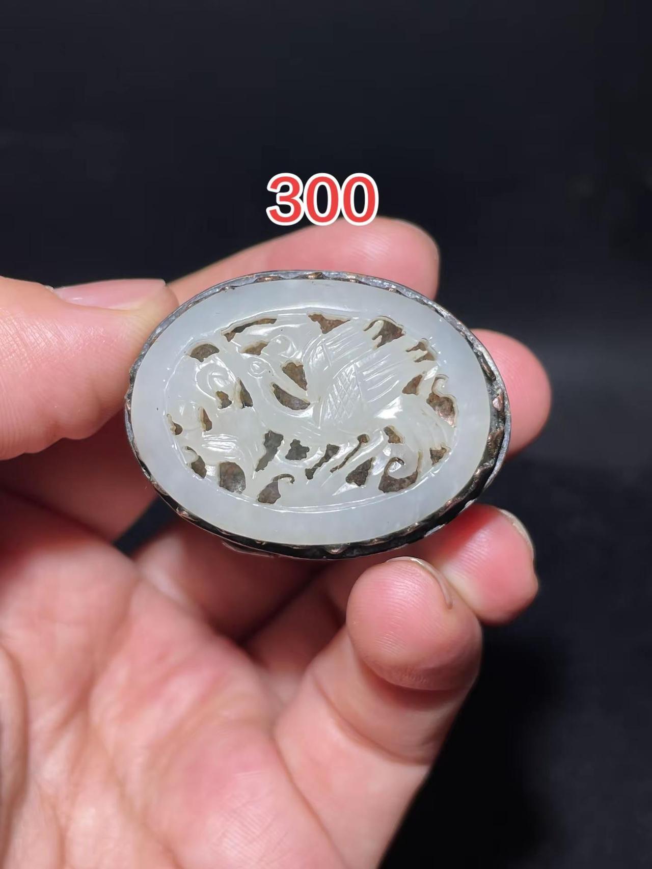 老坑飘花翡翠文房砚台，方正温润，翠色浓淡交织。浮雕童子骑锦鲤，祥云点缀，雕工古朴