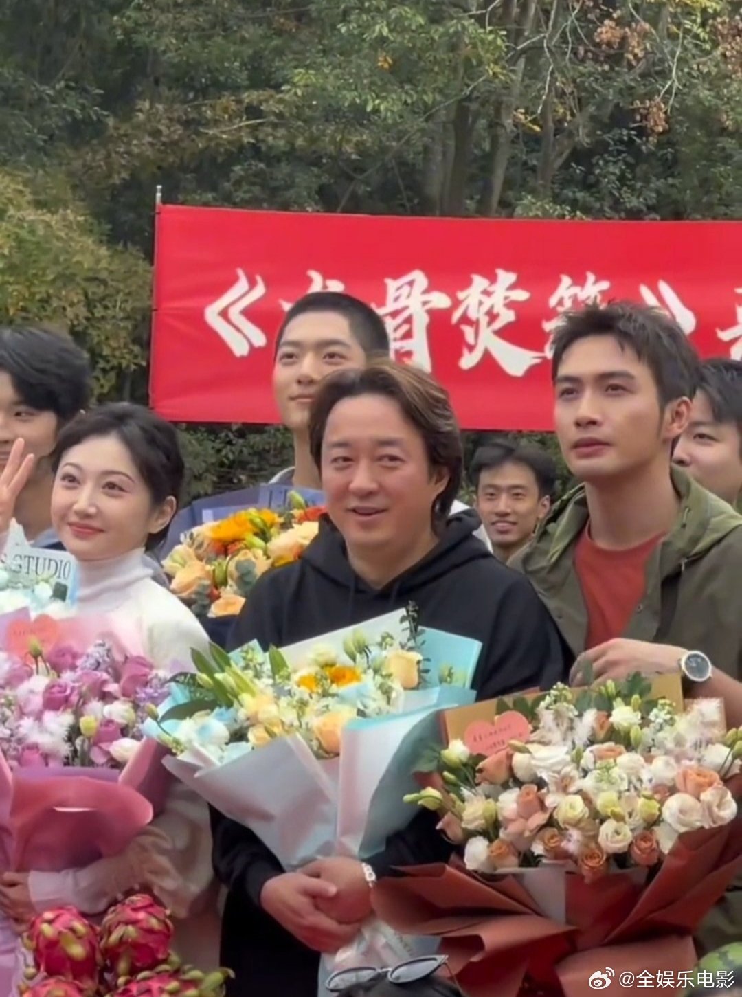 景甜张彬彬杀青照 “超甜冰淇淋”景甜张彬彬二搭《龙骨焚箱》杀青了，超级期待！张彬