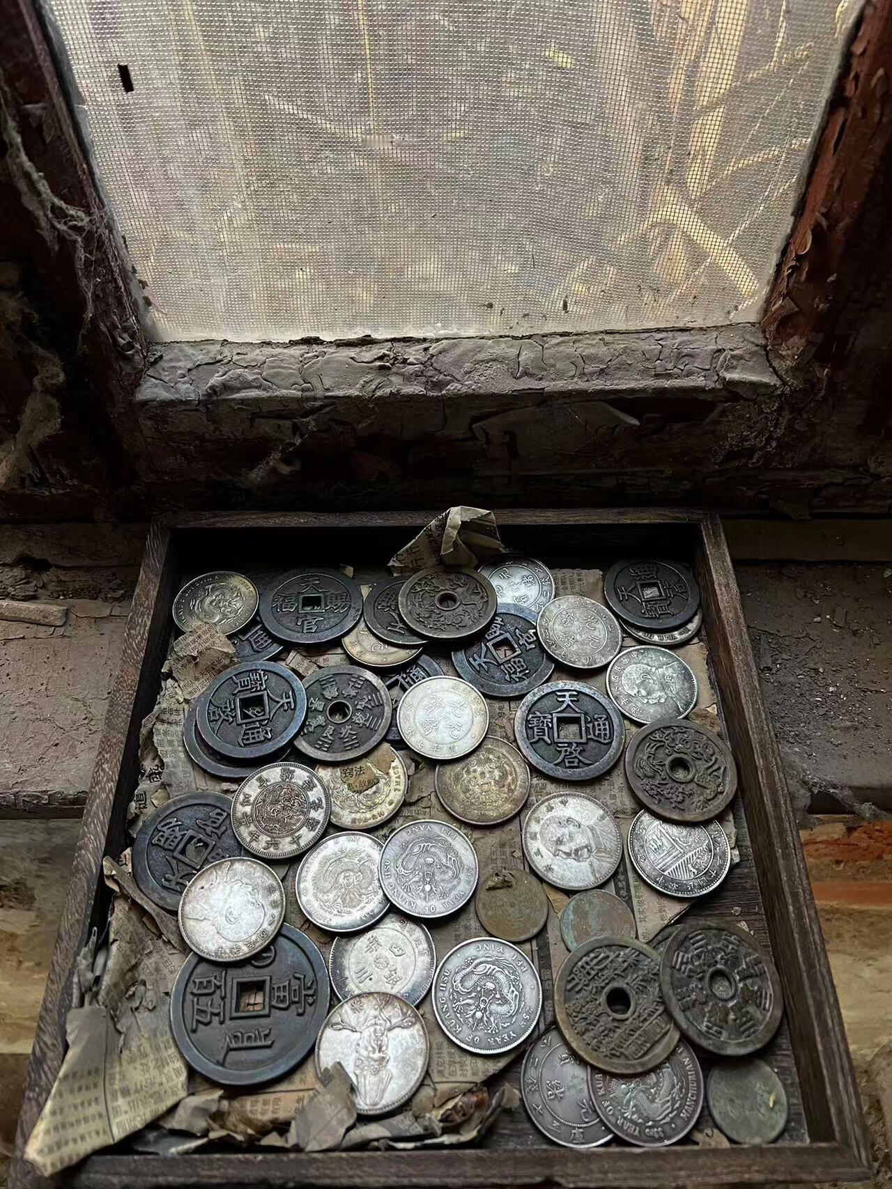 奶奶家的老房子里面找到的，在里面找到一些铜币和袁大头冤大头，看着有年份了，有没有