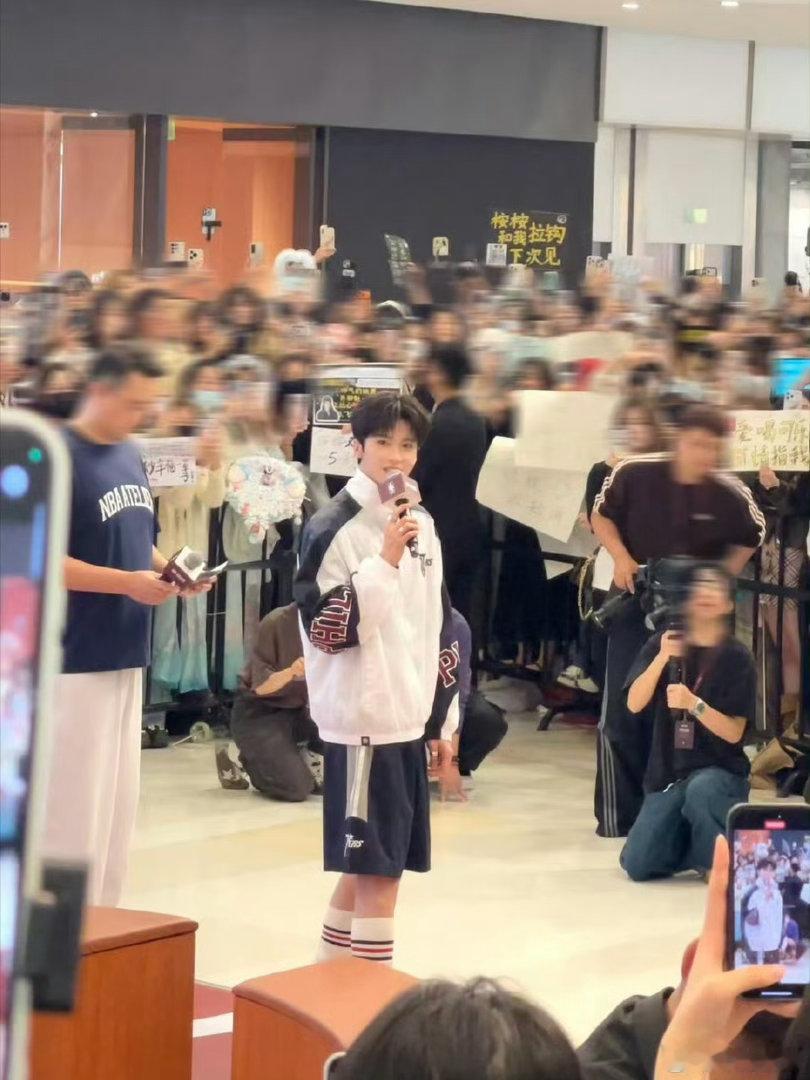 闫桉线下人气闫桉单边耳钉造型😎闫桉线下造型审美在线！超高人气引爆现场，简约干净