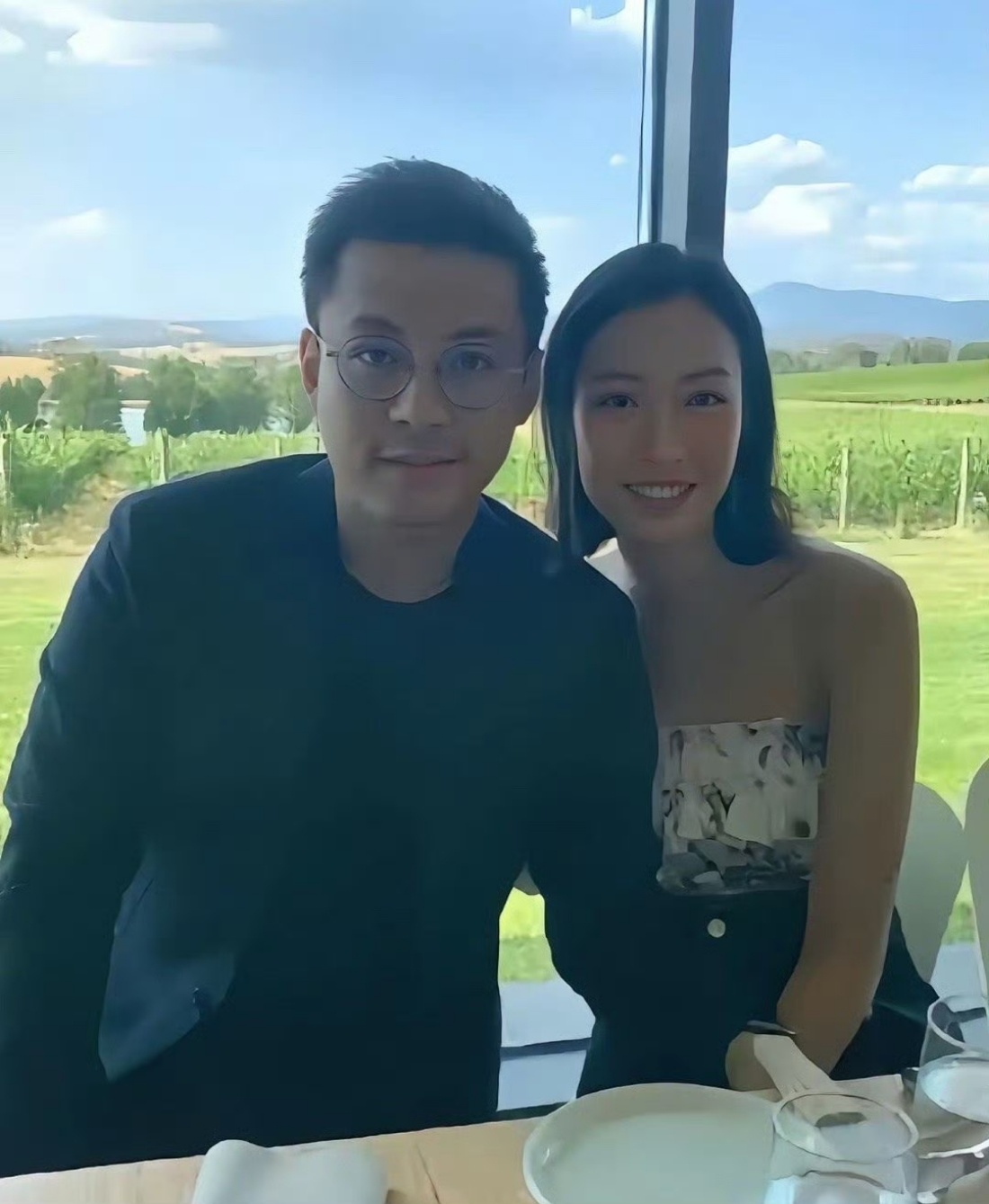 霍震霆曝儿子霍启仁已结婚，哥哥高调，弟弟低调，性格使然也是家族安排，分工不同[羞