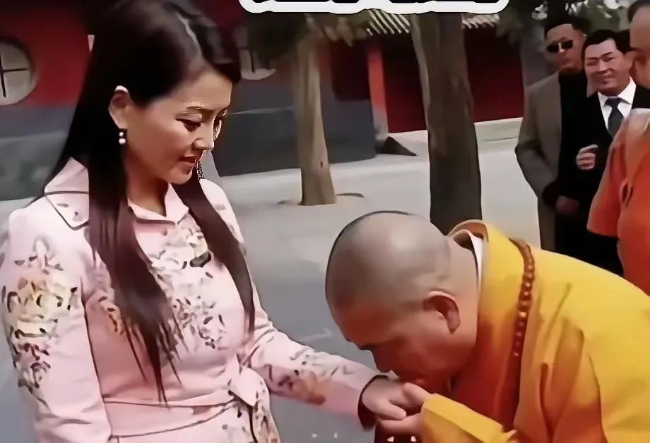 这画面够震撼吧，完全颠覆了我们对出家人的原始认知。

是洋为中用吗？

可明明在