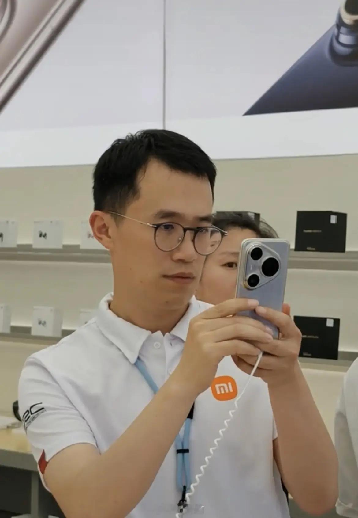 华为Pura80火爆全网，连友商高管都忍不住来体验[笑而不语]最近华为Pura8