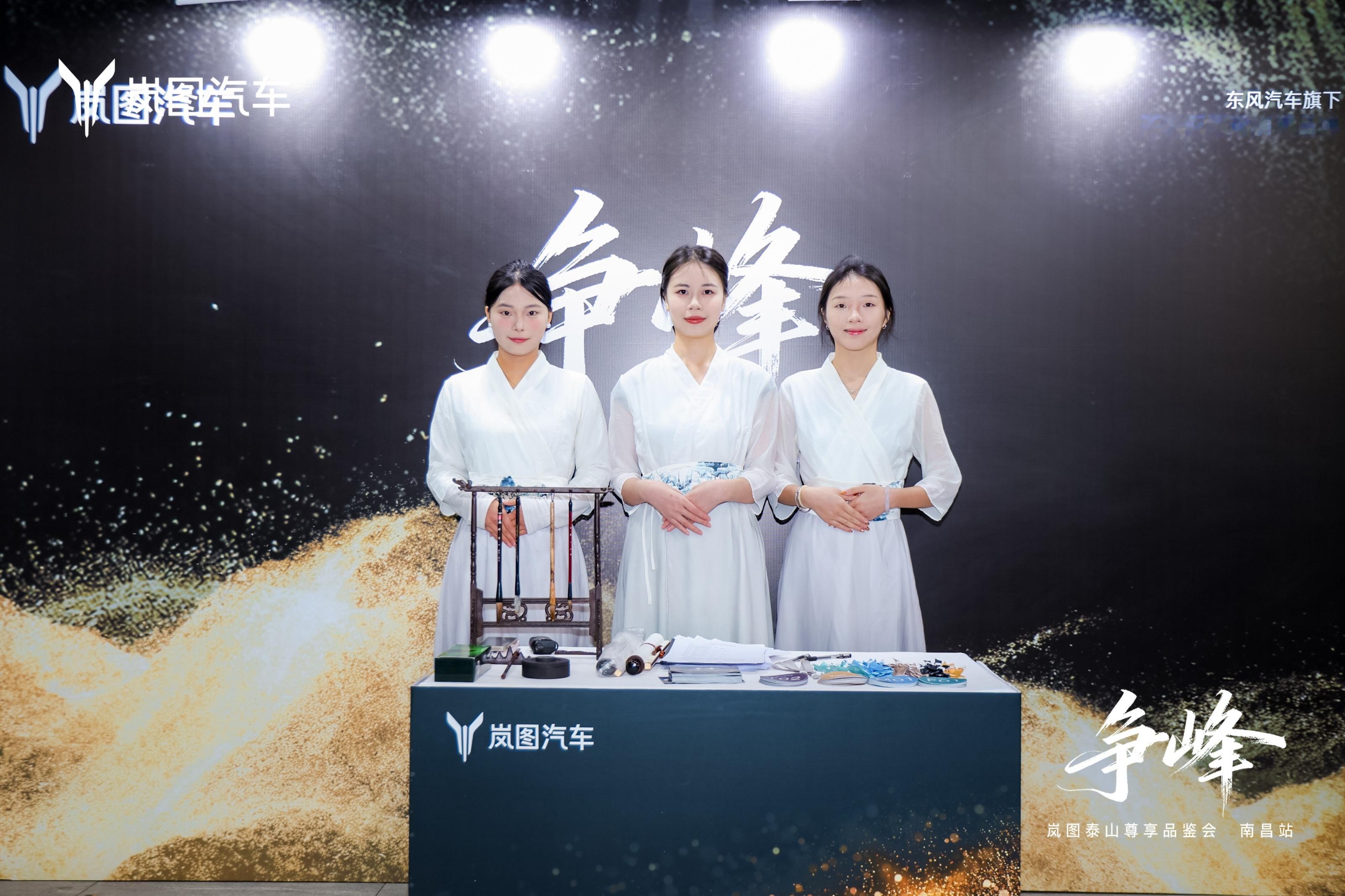 2025年11月22日，南昌的初冬被一辆中国旗舰点燃——岚图泰山全尺寸SUV正式